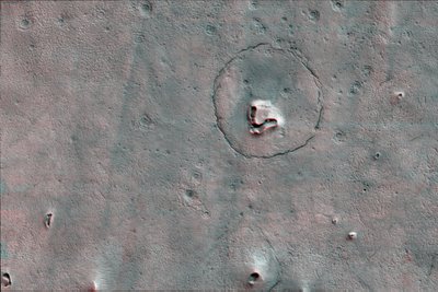 Meškučio veido formą primenantis Marso paviršiaus reljefas. NASA/JPL-Caltech/UArizon nuotr.