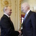 Bideno ir Putino akistata Ženevoje: paspaudė viens kitam ranką