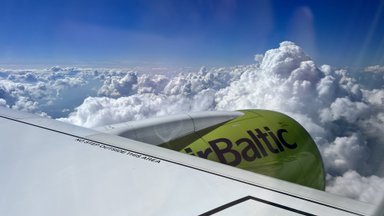 „AirBaltic“ prekiauja bilietais į lėktuvo reisus, vykdomus virš Rusijos teritorijos: ar tai nepavojinga?