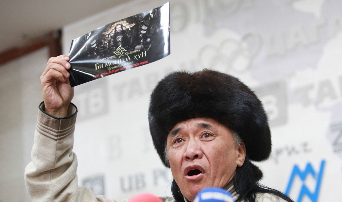 Sumušto reperio tėvas Sevjidiinas Sukhbaataras per spaudos konferenciją Ulan Batore