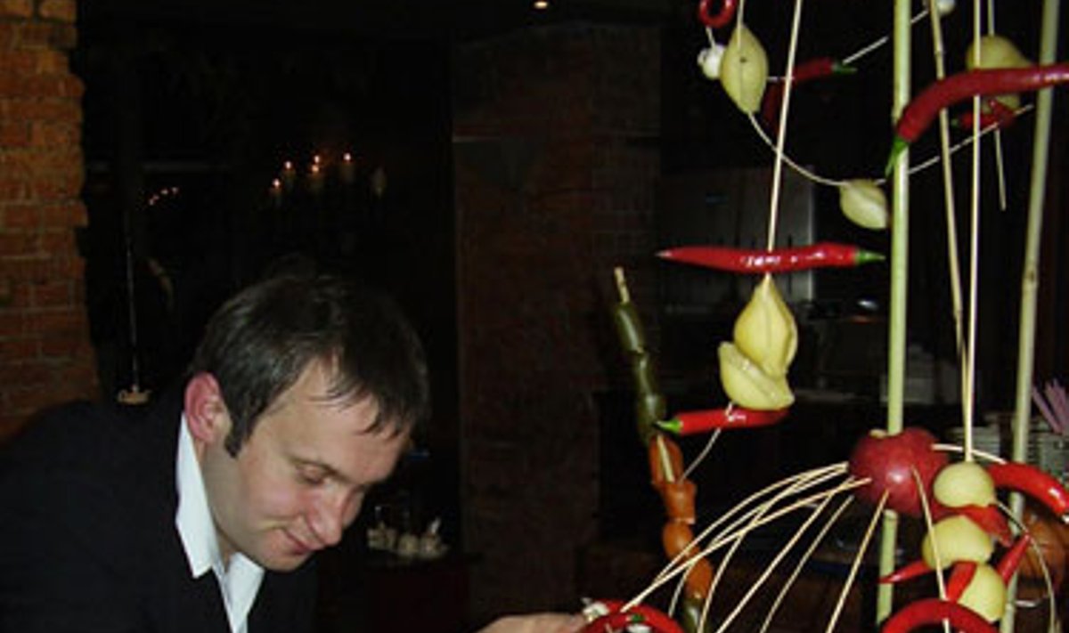 Restorano “Pompėja” (Kaune) svečiai turėjo vienintelę progą pamatyti, kaip floristas Modestas Vasiliauskas, ne kartą publiką stebinęs originaliais sprendimais ir rekordais, kūrė staltiesę iš virtų makaronų.