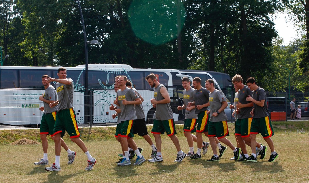 Lietuvos krepšininkai liejo prakaitą pirmoje treniruotėje
