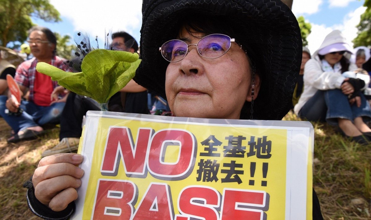Okinavos gyventoja protestuoja prieš JAV bazę