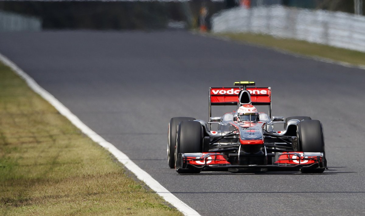 Jensonas Buttonas su "McLaren" automobiliu 