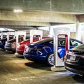 „Tesla“ sugalvojo naują mokestį: jei elektromobilį paliksite įkrovimo stotelėje ilgiau nei reikia – teks susimokėti