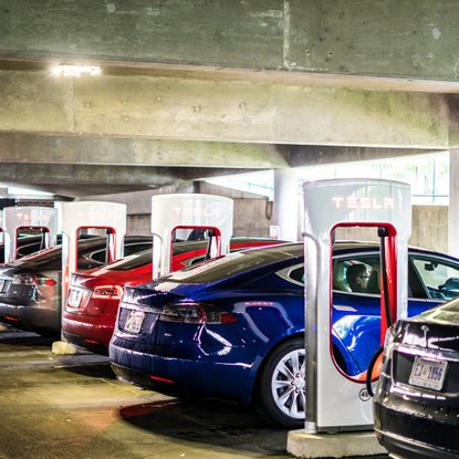 „Tesla“ sugalvojo naują mokestį: jei elektromobilį paliksite įkrovimo stotelėje ilgiau nei reikia – teks susimokėti