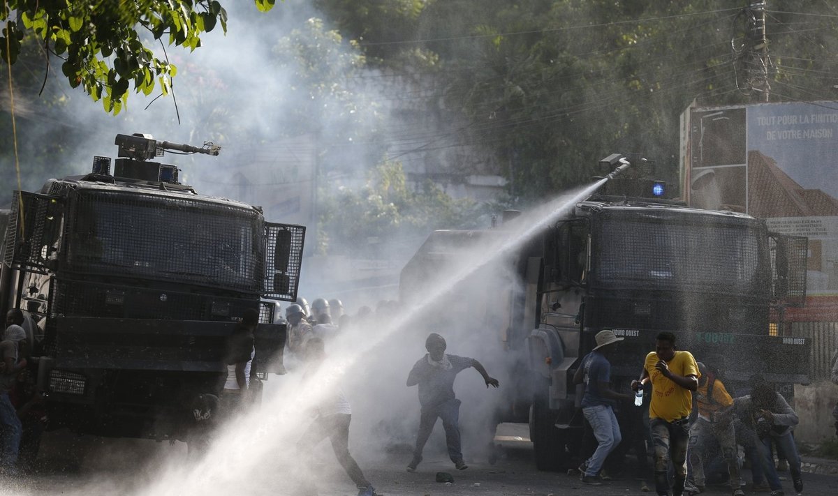 Haityje tūkstančiai protestuotojų siaubė parduotuves ir grūmėsi su policija