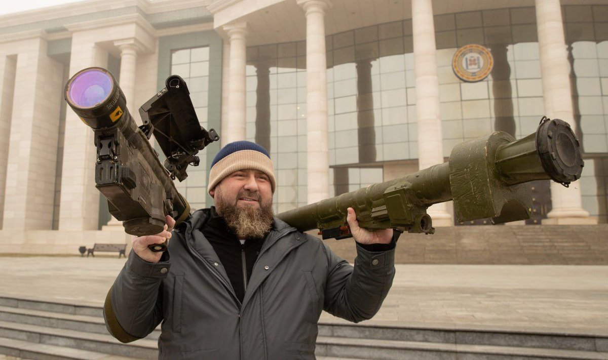 Ramzanas Kadyrovas demonstruoja trofėjinius ginklus