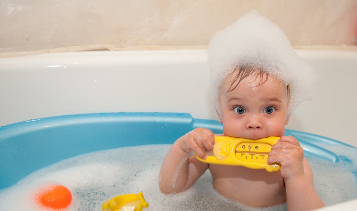kūdikis, vaikas,maudynės, vonia, vonelė, vanduo, maudymas, termometras, higienos priemonės,oda, švara