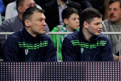 Šarūnas Jasikevičius (kairėje) vienintelę "Žalgirio" pergalę prieš "Real" stebėjo nuo atsarginių suolo