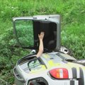 Prie vairo užmigęs spaudos išvežiotojas sukėlė avariją, jo apvirtęs „Opel“ sulaužė magistralės tvorą