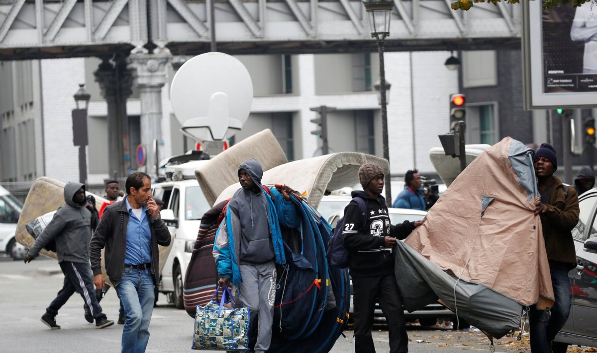 Migrantai iš Kalė stovyklos kuriasi Paryžiuje