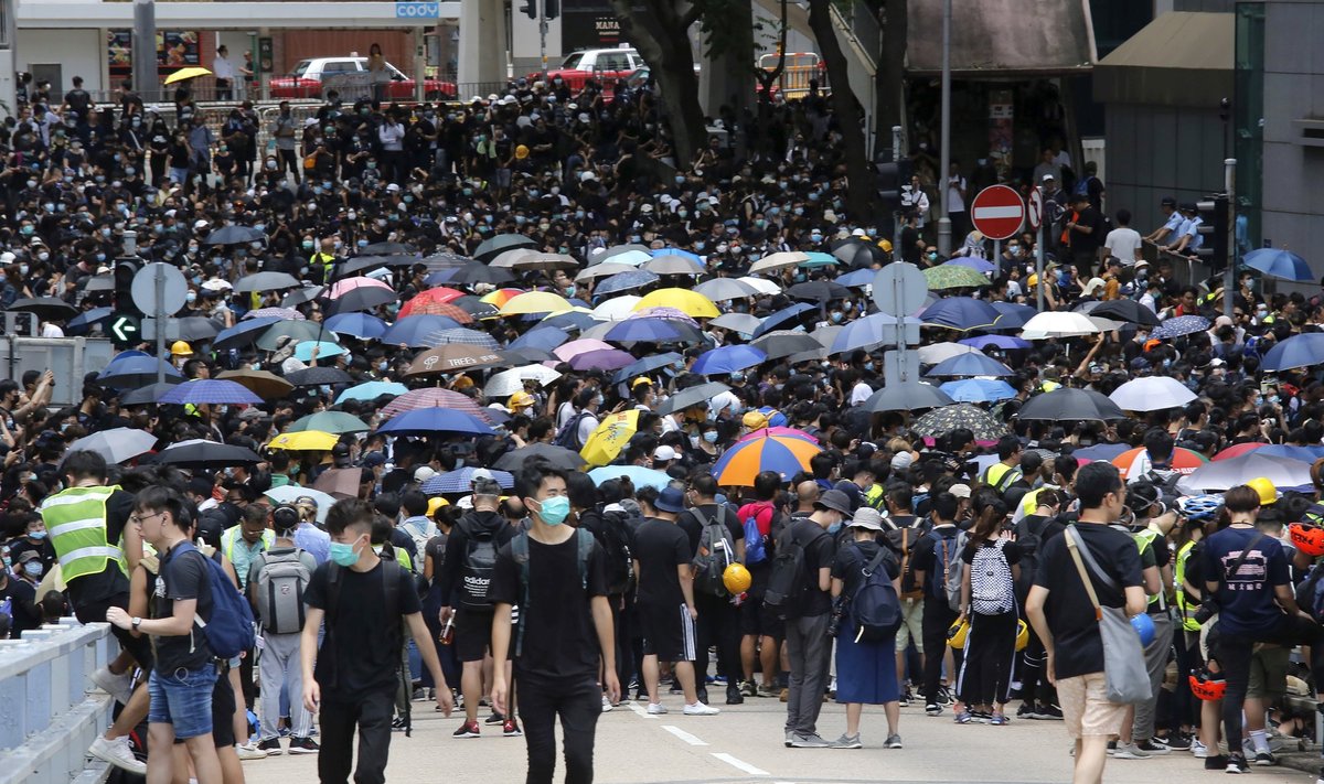Honkonge tūkstančiai demonstrantų renkasi į naujus protestus prieš vyriausybę