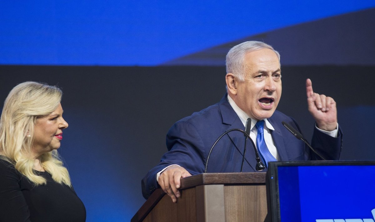 Benjaminas Netanyahu su žmona Sara švenčia pergalę