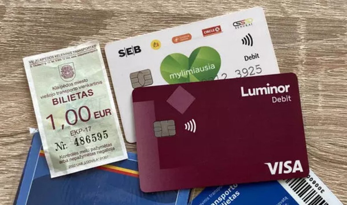 Jau nuo gegužės mėnesio už važiavimą dviem pagrindiniais maršrutais Klaipėdos gatvėmis kursuojančiais miesto maršrutiniais autobusais ir taksi bus galima atsiskaityti banko kortele
