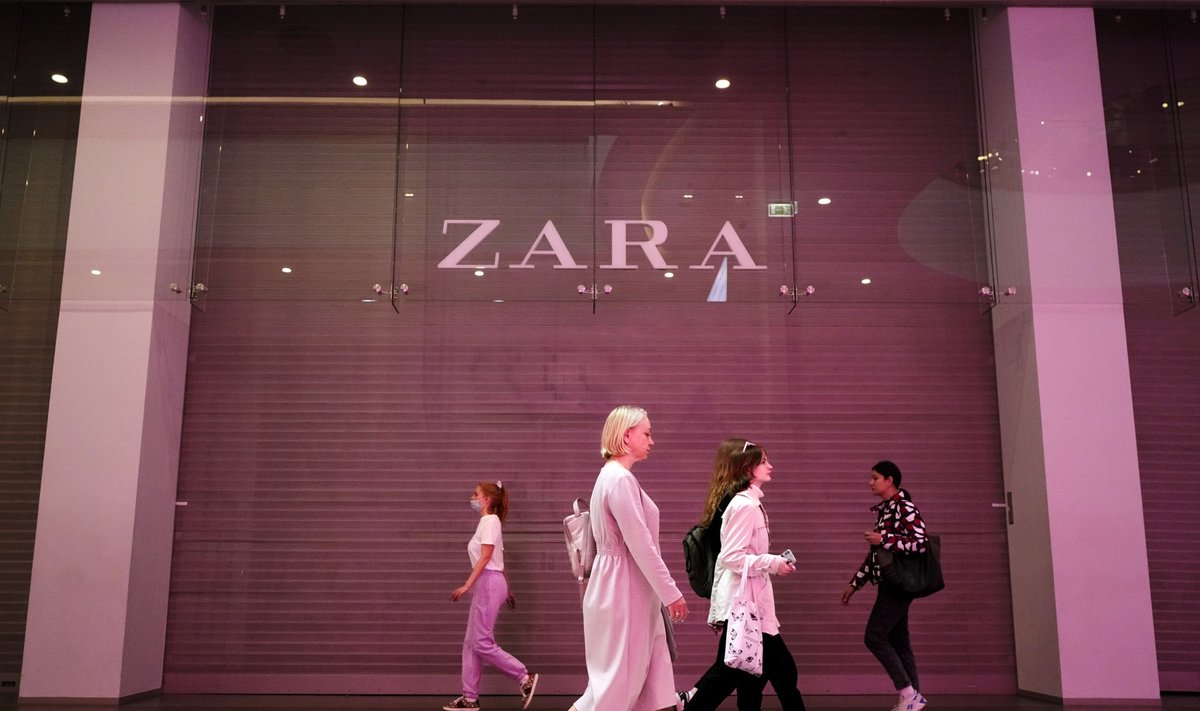 Žmonės vaikšto prekybos centre Sankt Peterburge, o šalia matyti dėl sankcijų Rusijai uždaryta Zara parduotuvė. 2022 m. gegužės 31 d. 