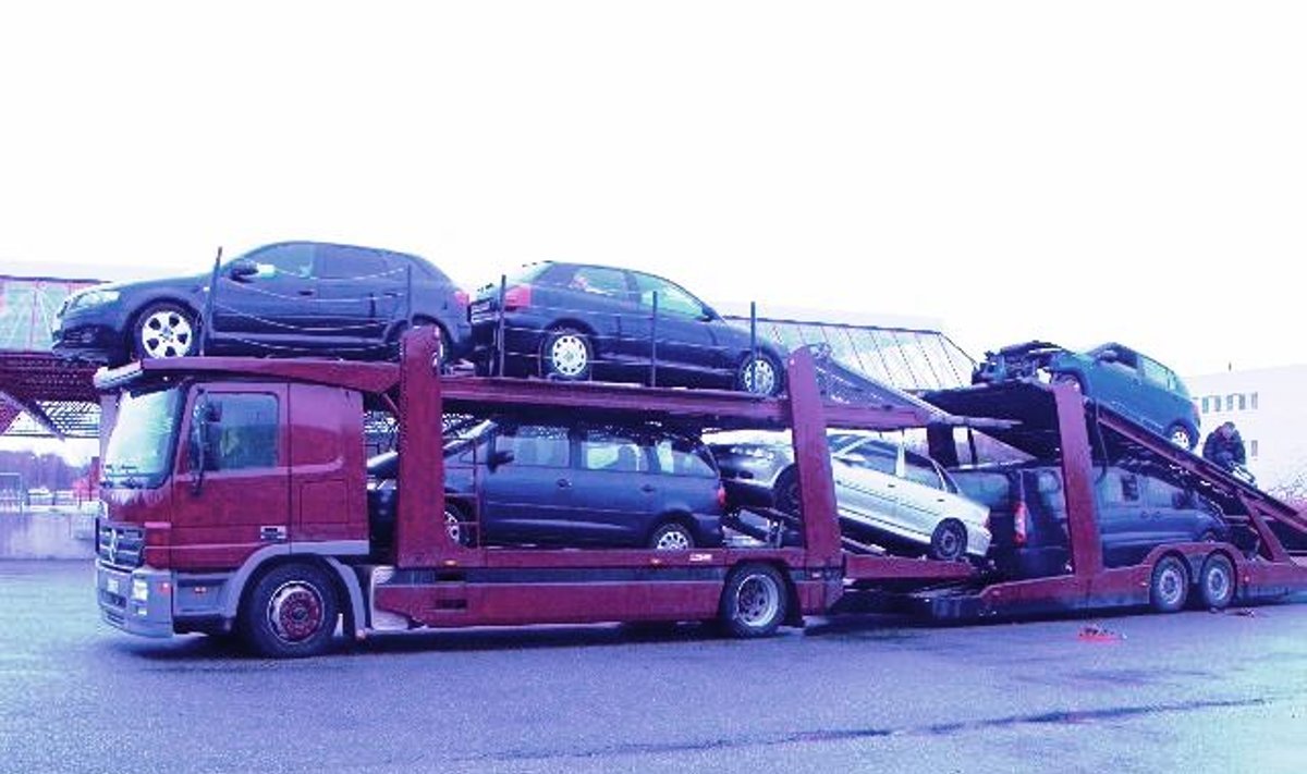 Litewska ciężarówka z kradzionymi samochodami. Foto: strażgraniczna.pl