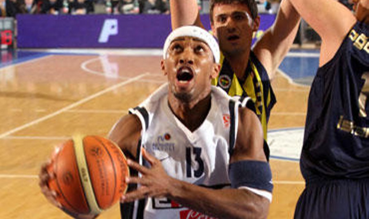 Tierre Browną ("Eldo Basket") iš galo stabdo Mirsadas Turkčanas ("Fenerbahce Ulker")