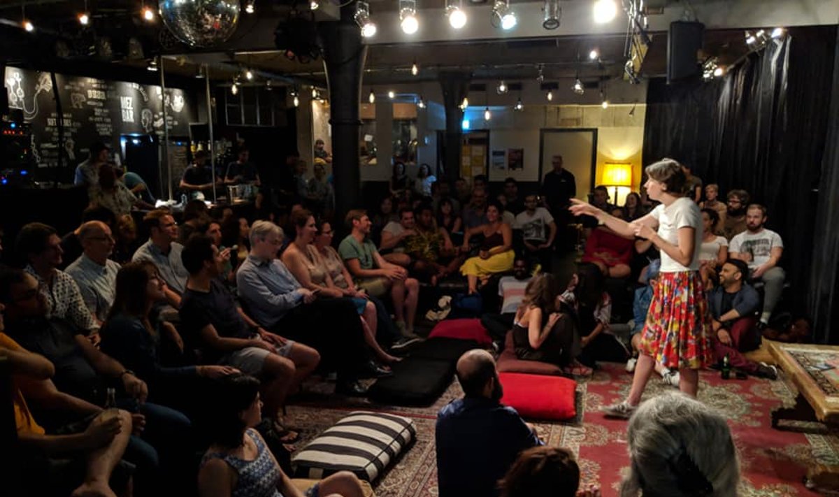 Pasakotoja Milda Varnauskaitė pasirodymo metu Amsterdame, Nyderlanduose esančiame istorijų pasakojimo centre Mezrab, 2018 m.