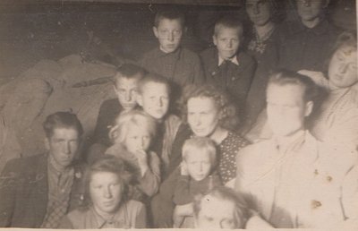 Lietuviai tremtiniai pakeliui į Sibirą. Centre – B. ir I. Jablonskių šeima. Vienintelė Lietuvoje žinoma nuotrauka iš gyvulinio tremties vagono. 1951 m. I. Jablonskio nuotrauka iš jo archyvo