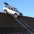 Nesėkmė: kontrabandininkai automobilį „pametė“ ant pasienio tvoros