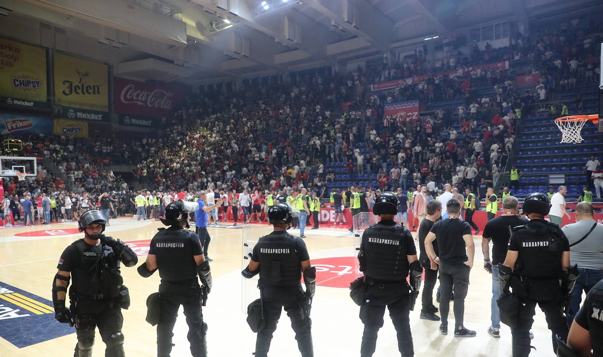 Krepšinio chuliganai kėlė chaosą Serbijoje