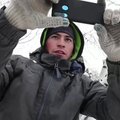 Vaikinas iš Sibiro susidūrė su iššūkiu: tam, kad turėtų interneto ryšį – turi įlipti į beržą