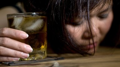 Ученые раскрыли связь недосыпания с алкоголизмом