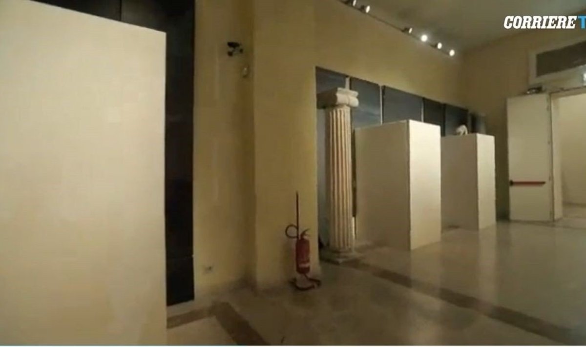 Dėžėmis uždengtos skulptūros muziejuje Romoje, CorriereTV stopkadras