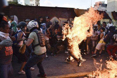 Per protestus Venesueloje padegtas žmogus