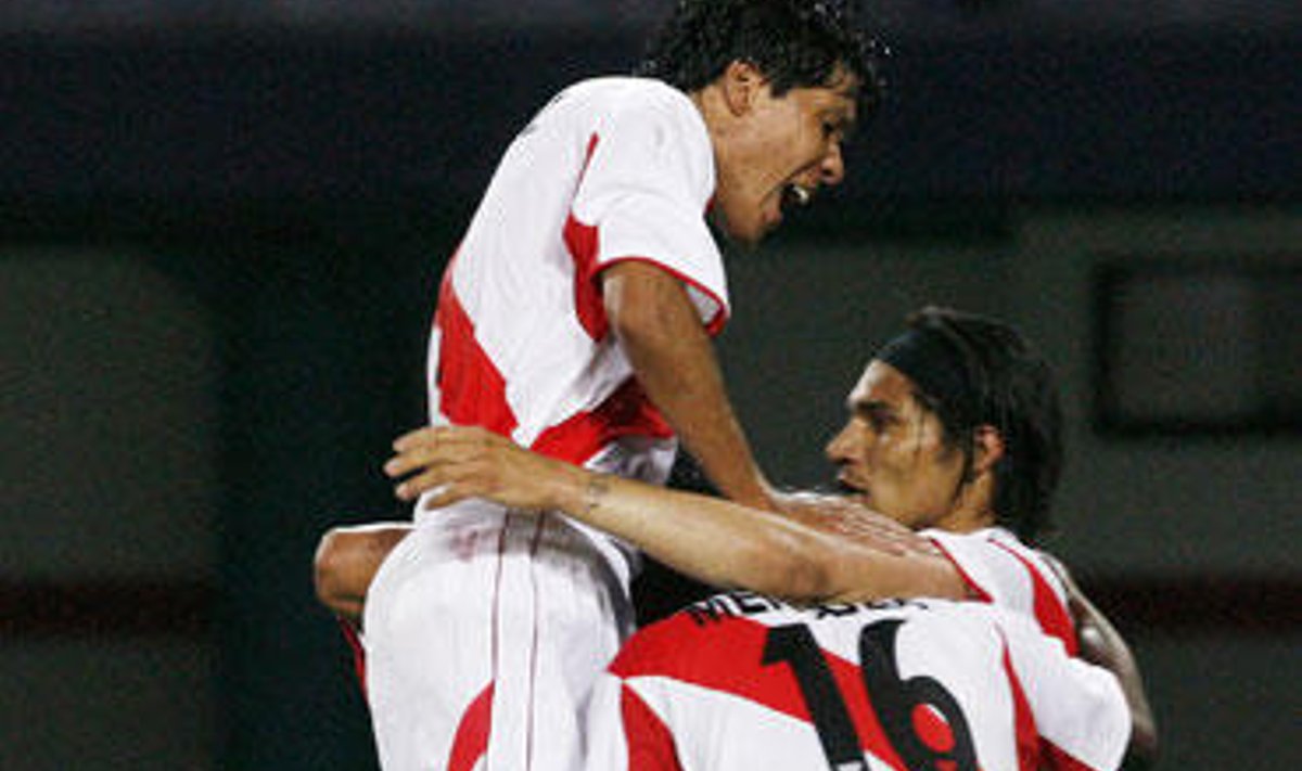 Peru rinktinės futbolininkai džiaugiasi įvarčiu