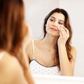 Kosmetologė nukarūnavo nepelnytai išaukštintą veido priežiūros priemonę: būtina nuplauti, o dar geriau ją keisti kitkuo