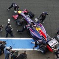 „Mercedes“ po bandymų džiūgauja, o „Red Bull“ – skaičiuoja bėdas