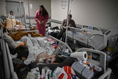 Į rūsį persikėlusi vaikų ligoninė Ukrainoje dėl Rusijos rengiamų civilių objektų bombardavimo
