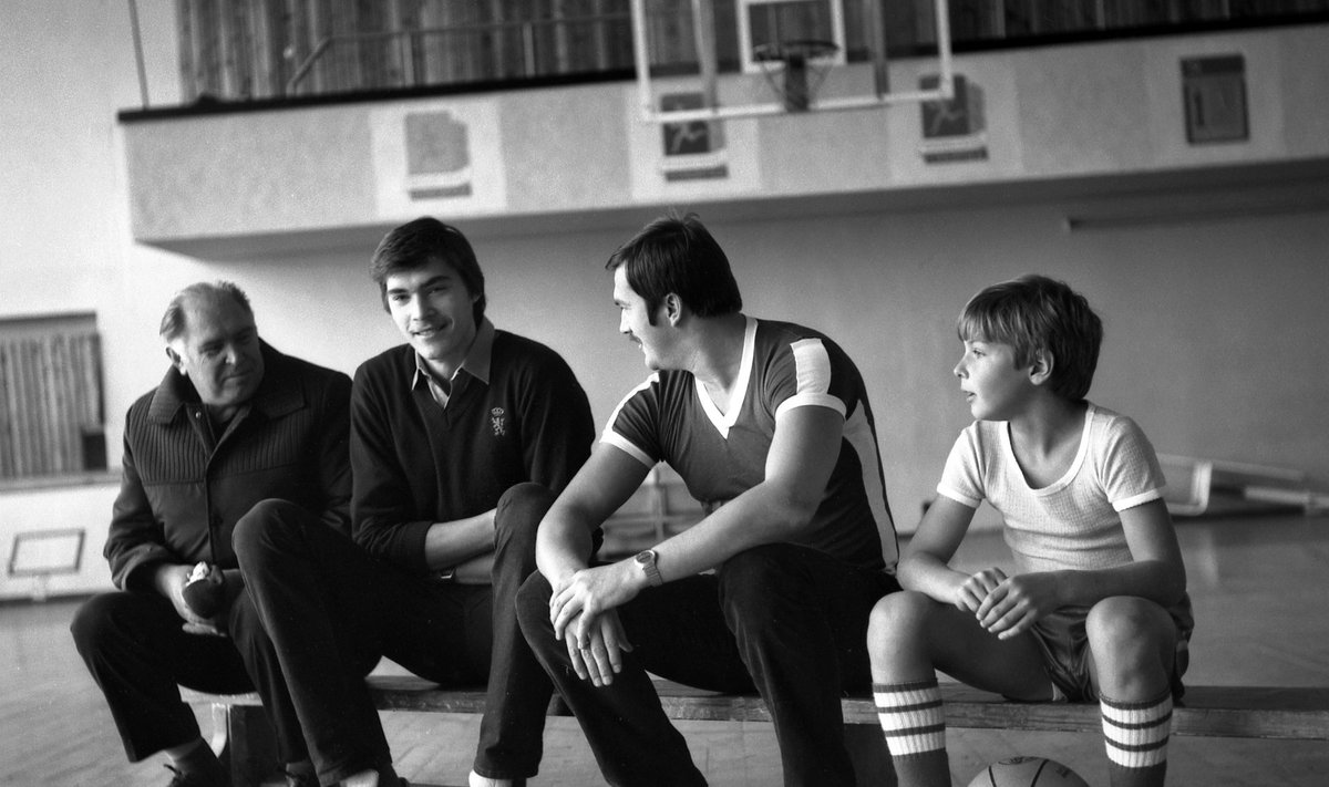 Krepšininko tėvas Andrius Sabonis, pats Arvydas Sabonis, treneris Jurijus Fiodorovas, krepšininko brolis Andrius Sabonis 1982-aisiais