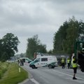 Skaudi avarija Klaipėdos rajone: keleivinis mikroautobusas rėžėsi į sunkvežimį, sužaloti 7 žmonės