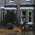Didžiąją Britaniją niokoja audros: paskelbti gyvybei pavojingų potvynių pavojai