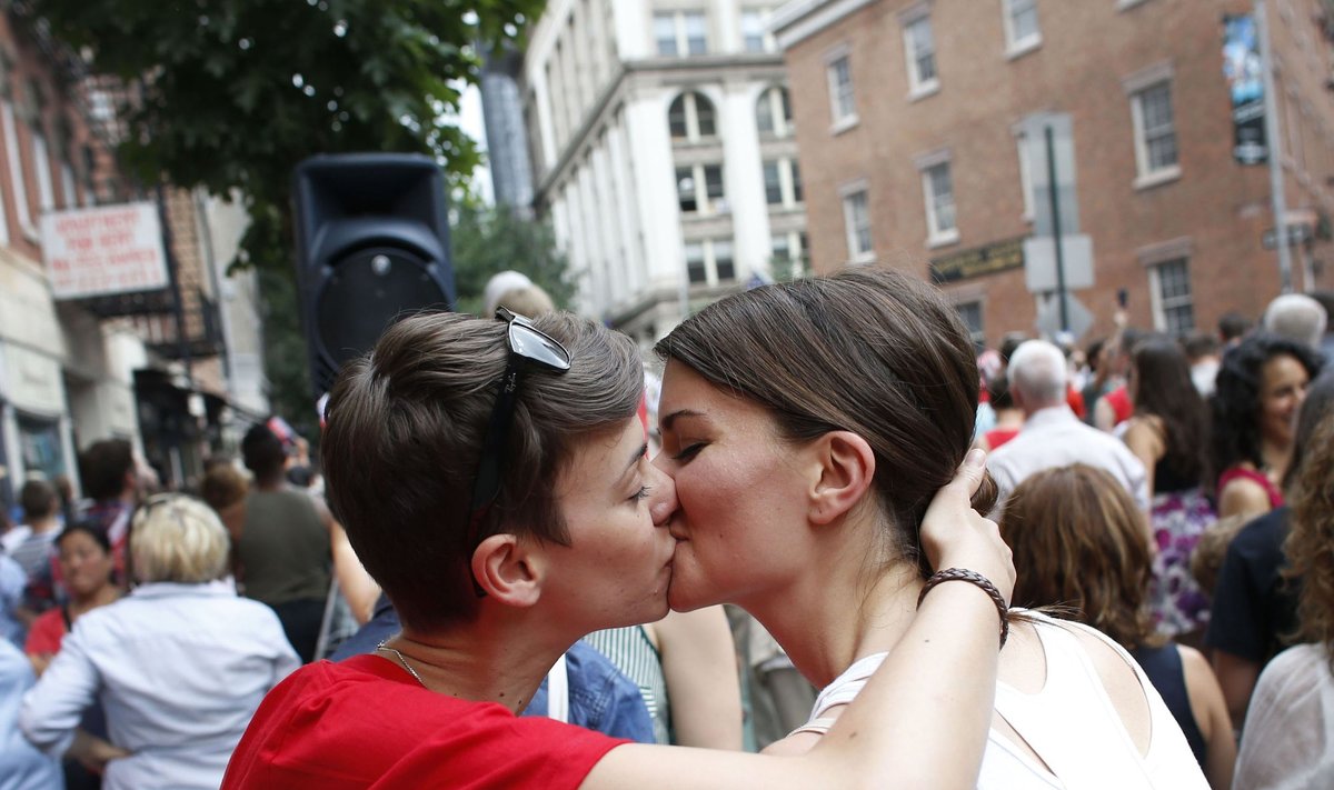 Niujorke gėjai ir lesbietės švenčia teismo spendimą