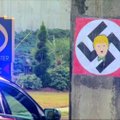 Atlantoje - D. Trumpą svastikos fone vaizduojantis gaffiti