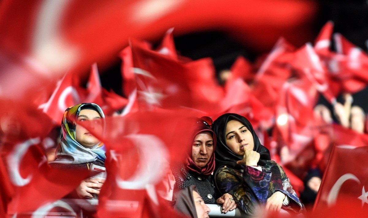 Recepo Tayyipo Erdogano galių išplėtimą palaikančios moterys
