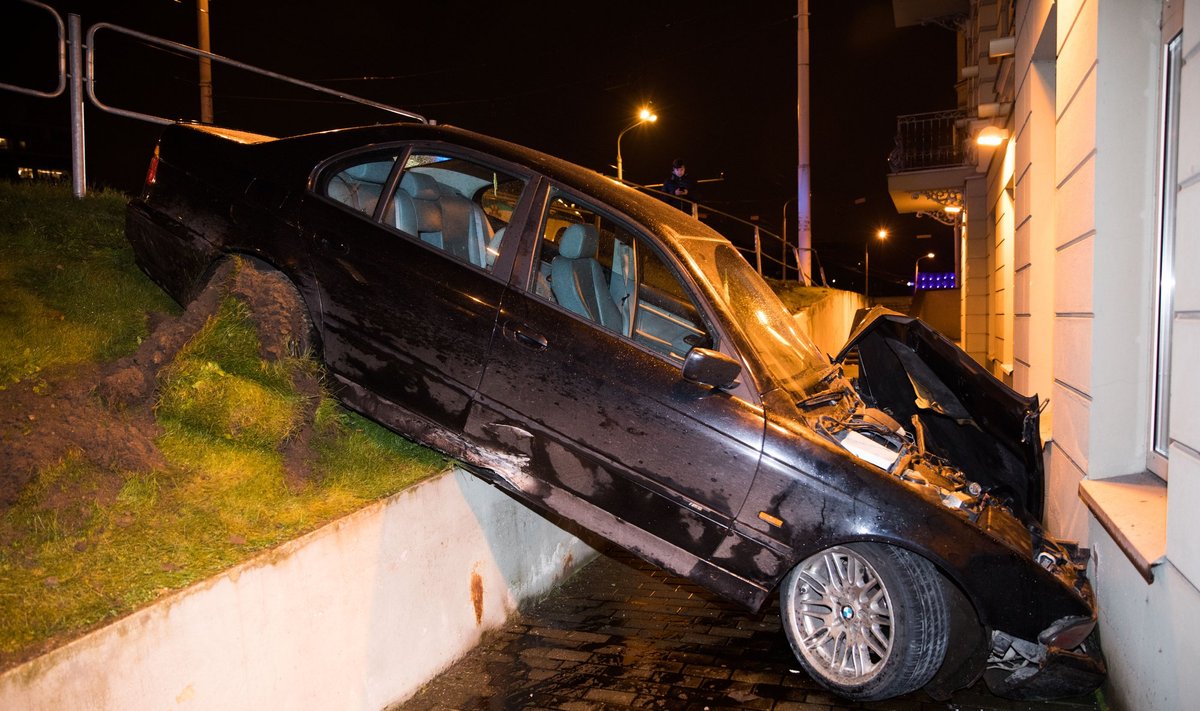 Vilniaus centre BMW nulėkė nuo šlaito ir rėžėsi į viešbutį