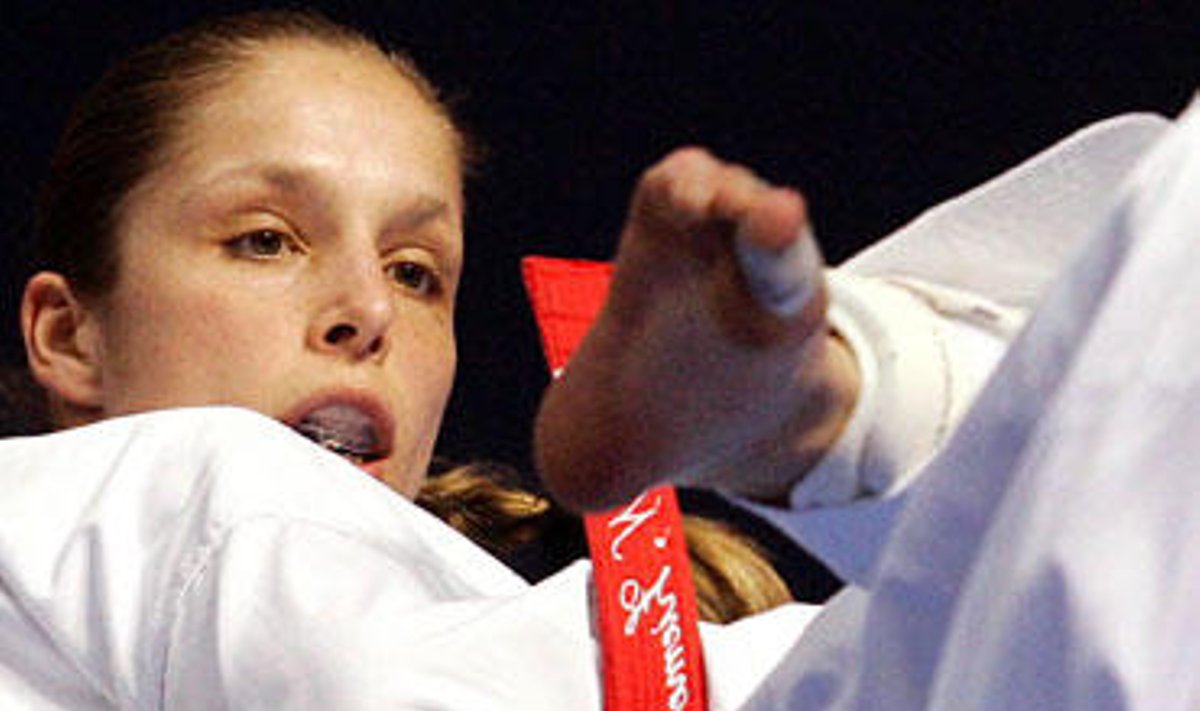 Karate moterų Europos čempionatas. Nadine Ziemer iš Vokietijos kovoja su ispane Noelia Fernandez. La Laguna, Tenerife 2005.05.15