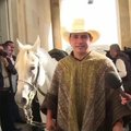 Kolumbijos parlamentaras į darbą atjojo ant balto žirgo