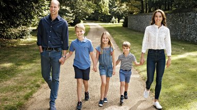 Minėdami Motinos dieną Kate Middleton ir princas Williamas pasidalijo dar nematytomis mielomis šeimos nuotraukomis