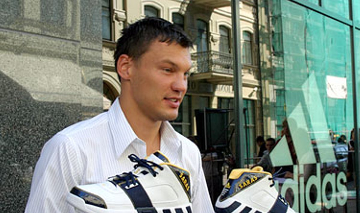 Šarūnas Jasikevičius su specialiai jam sukurtais krepšinio bateliais.