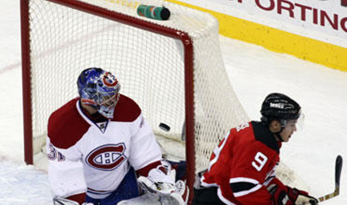 Zach Parise ("Devils") muša įvartį į "Montreal Canadiens" vartus 