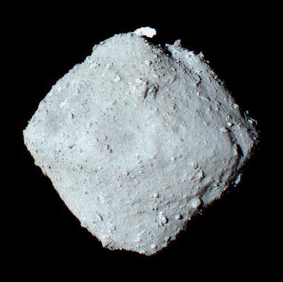 Japonijos zondas Hayabusa2 pargabeno į Žemę asteroido Ryugu paviršinio grunto mėginių. German Aerospace Center/NASA/Japan Aerospace Exploration Agency nuotr.