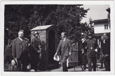 Skautų sąskrydis Palangoje. Lietuvos Respublikos prezidentas Antanas Smetona (centre) eina pro vieną iš kurorto vilų. 1933.VIII. TIM Fotonuotraukų ir negatyvų rinkinys