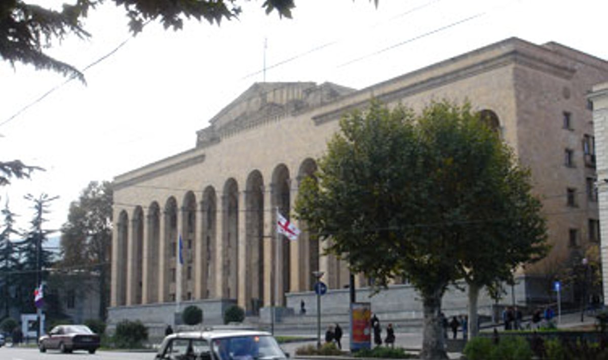 Gruzijos Parlamento eksterjeras, kaip ir daugelio valstybinės reikšmės pastatų, padengtas marmuro plokštėmis.