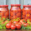Konservuoti pomidoriukai